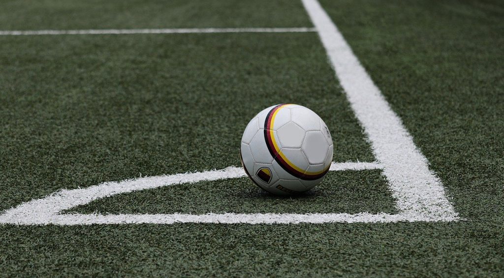 Bilde av fotball på conerhjørnet. Foto: Pixabay.