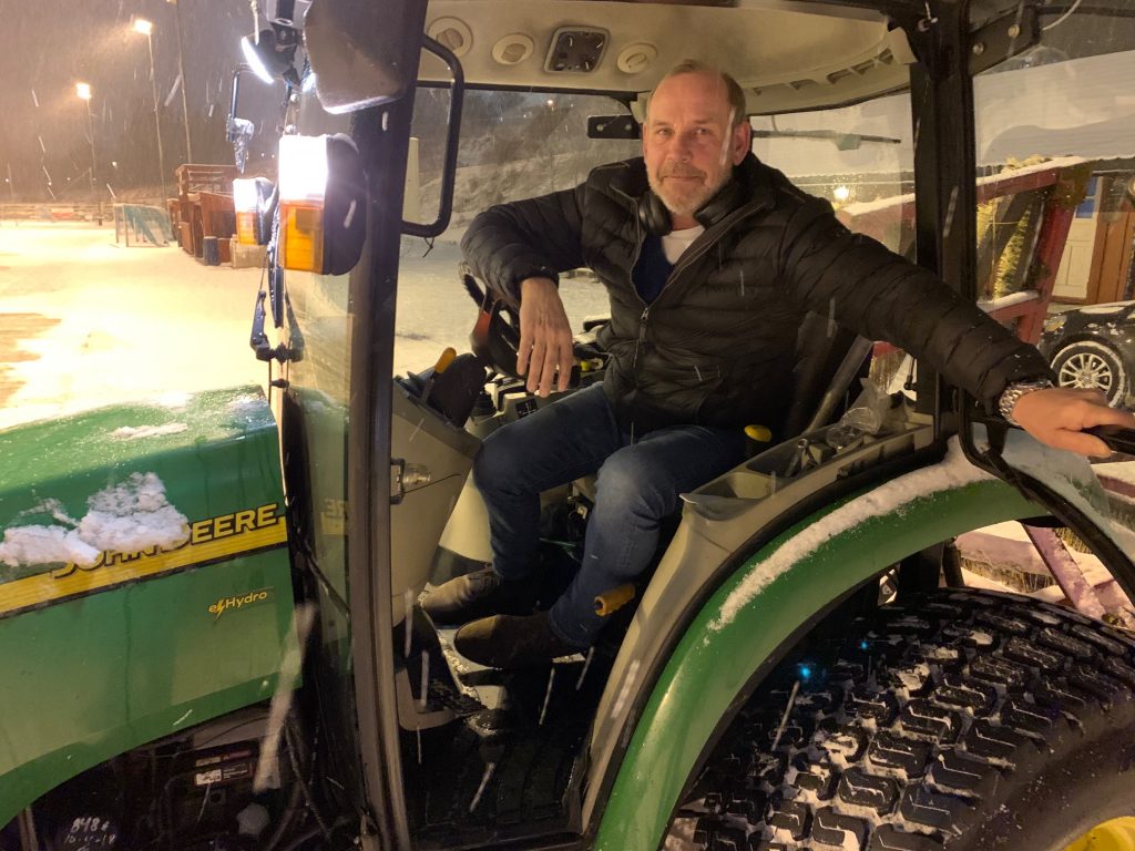 Bilde av Hasle-Lørens driftsleder Torbjørn Elshøy i traktor.